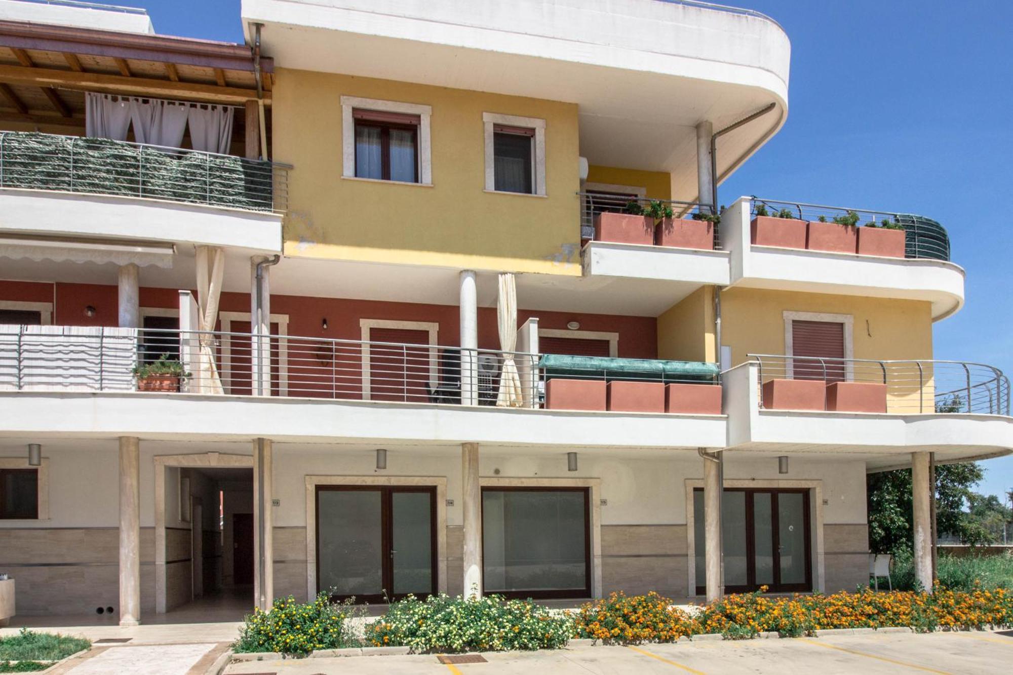 Cozy With Terrace Near The Airport!