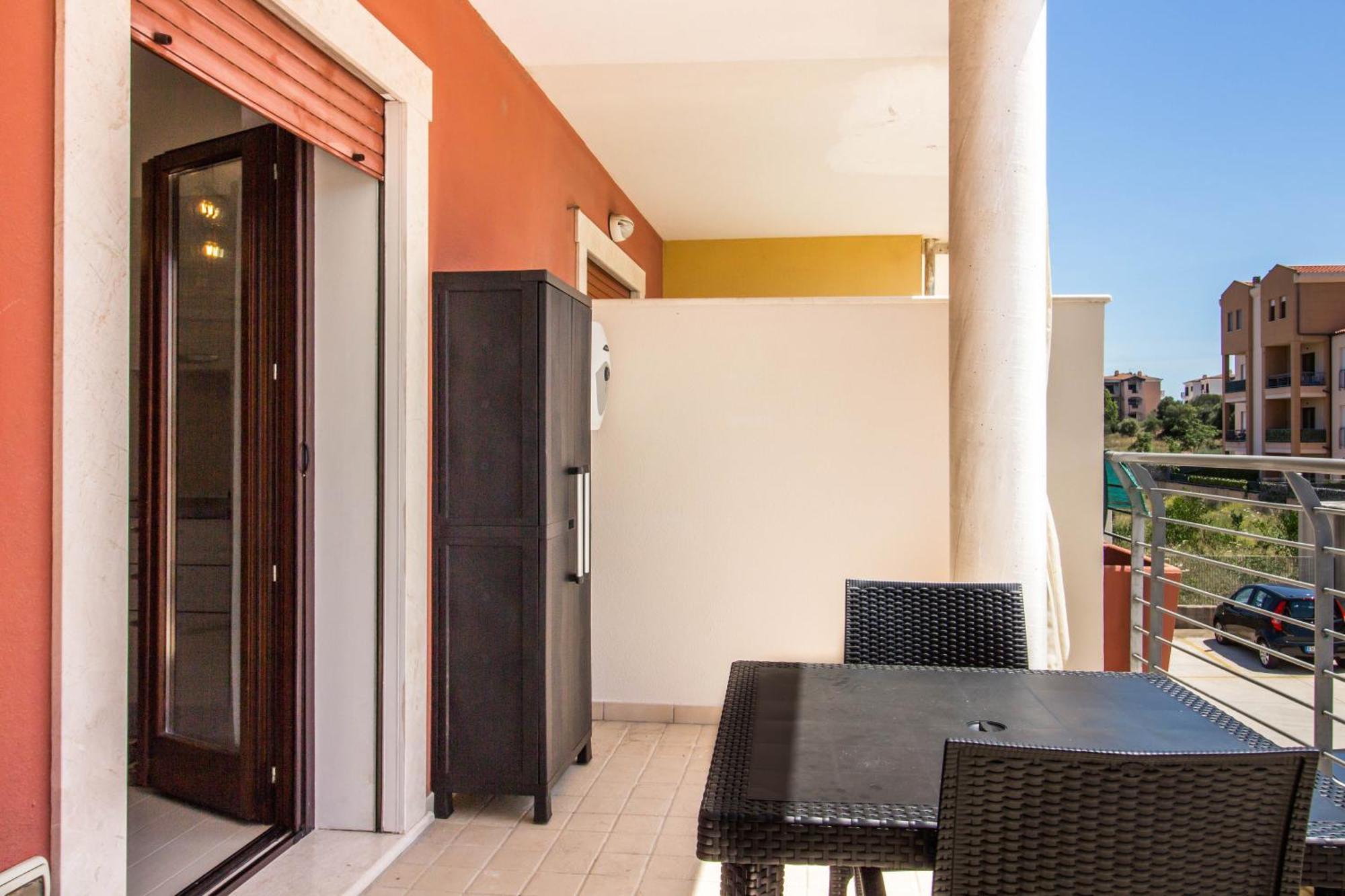 Cozy With Terrace Near The Airport! *