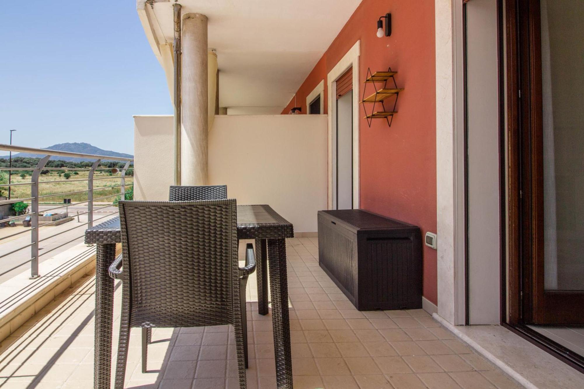 Cozy With Terrace Near The Airport! Apartment