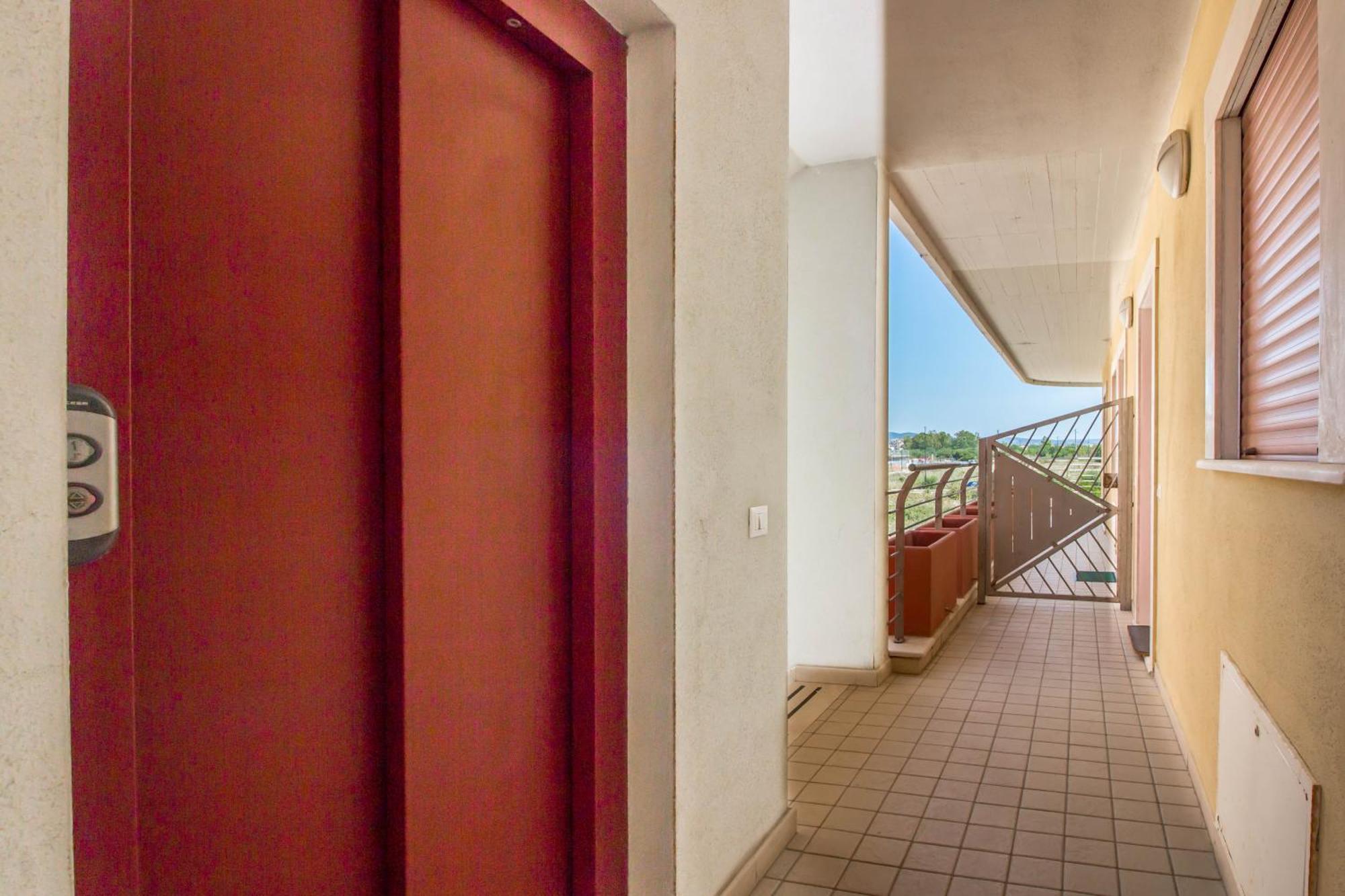 Cozy With Terrace Near The Airport! Apartment