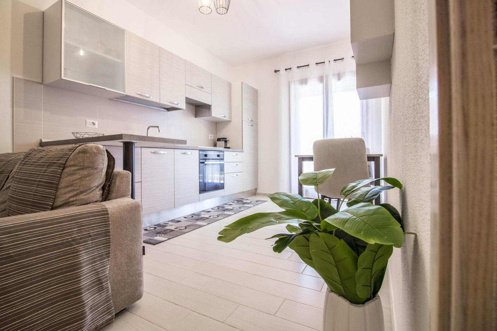 Cozy With Terrace Near The Airport!